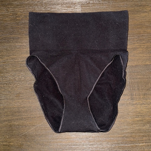 SKIMS CORE CONTROL BRIEF in Black Size Small/Medium - Picture 4 of 5